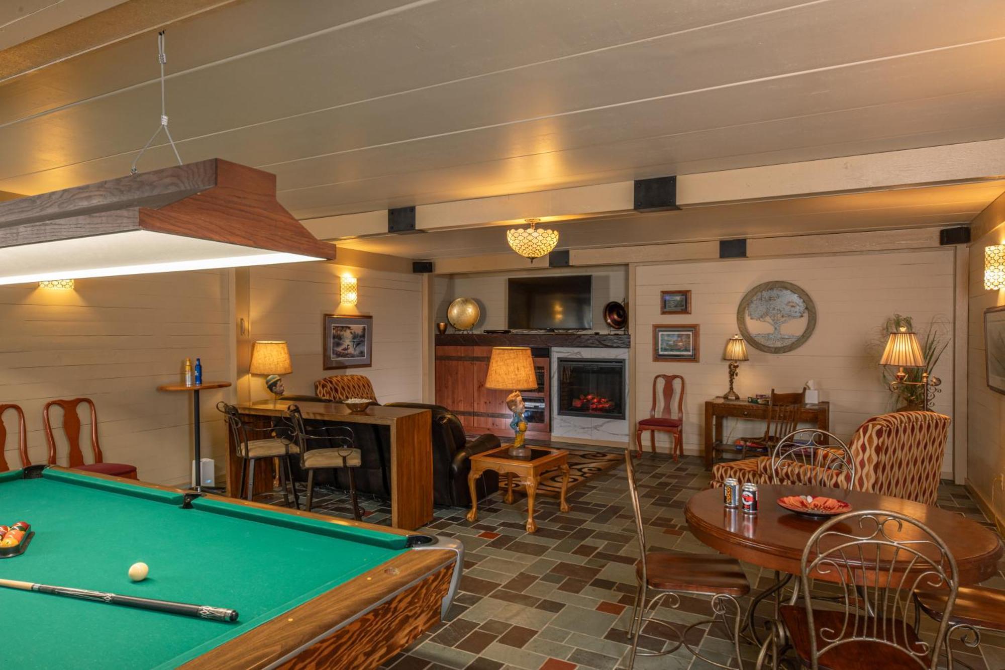 The Oakwood Inn Okoboji Ngoại thất bức ảnh