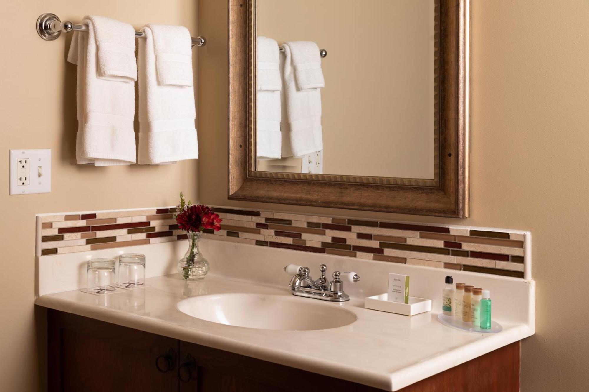 The Oakwood Inn Okoboji Ngoại thất bức ảnh
