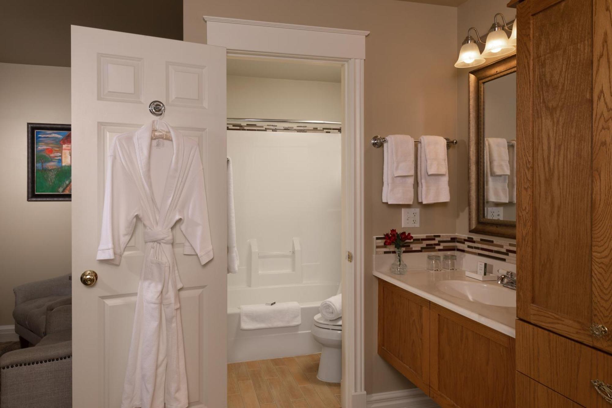 The Oakwood Inn Okoboji Ngoại thất bức ảnh