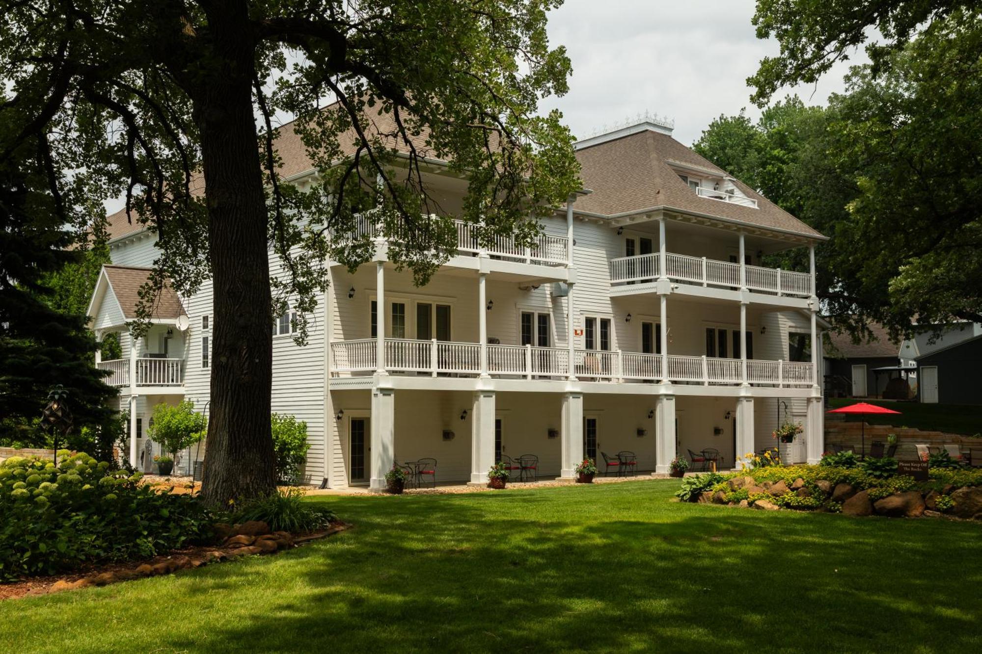 The Oakwood Inn Okoboji Ngoại thất bức ảnh